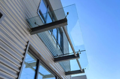 临夏为什么要给钢结构雨棚打孔!